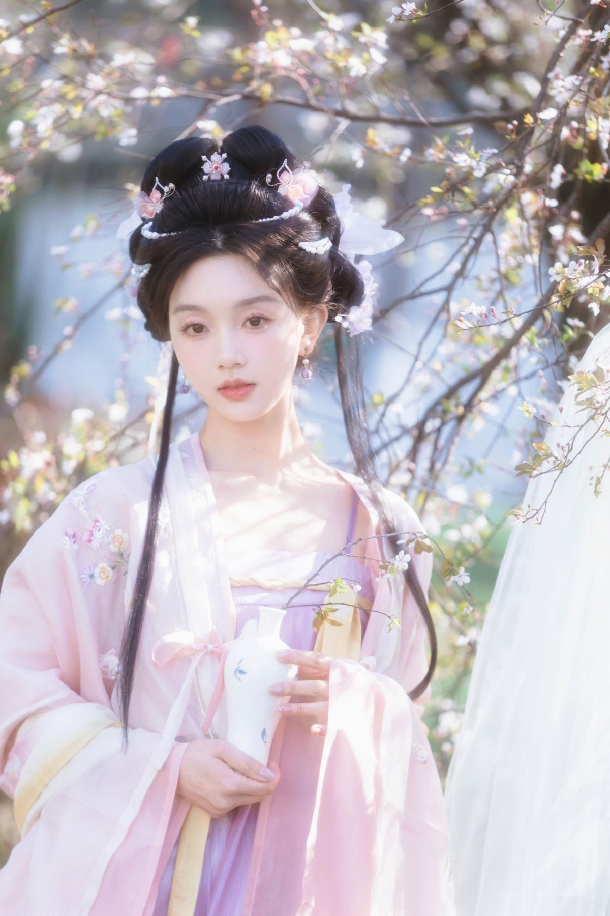 沾衣欲湿杏花雨：古风少女汉服下的氤氲氛围