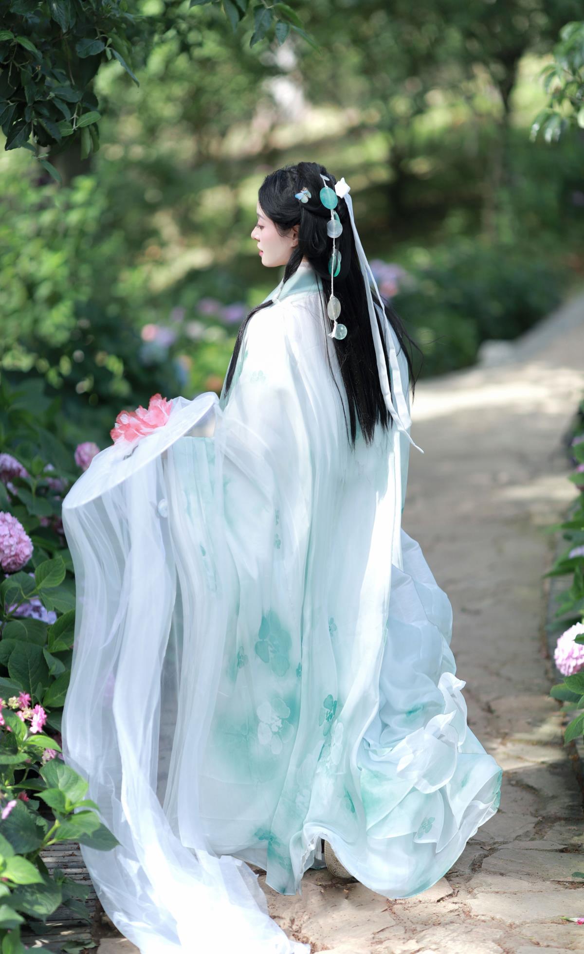 无尽夏：鸟衔花出，此地悠哉