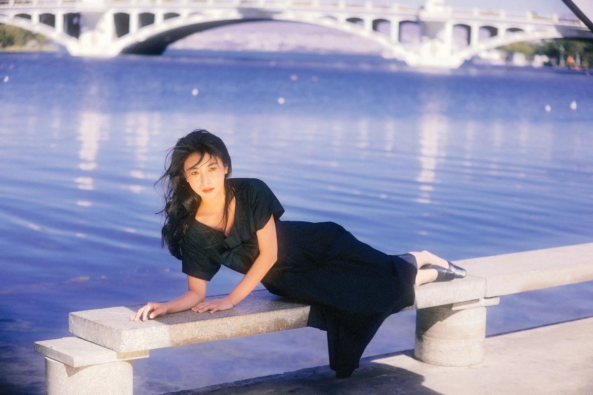 洱海畔的复古美人：风吹发丝间的高雅氛围感