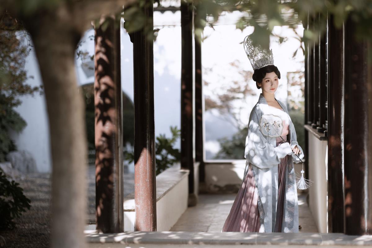 秋日向晚：暮云秋光里的千里故人念