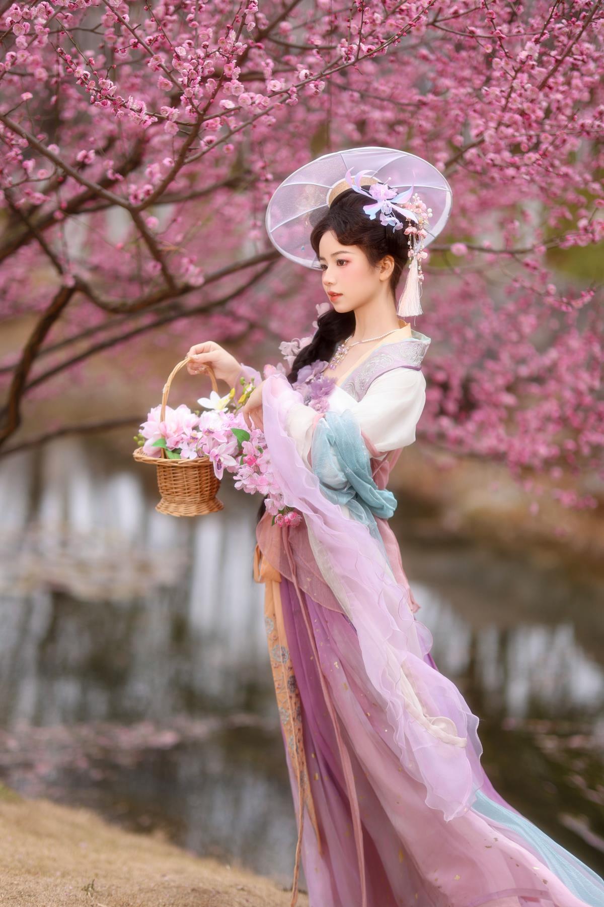 《洛神临世：流风回雪，轻云蔽月》 解析：直接将洛神以及“飘飘兮若流风之回雪，仿佛兮若轻云之蔽月”的诗句融入标题，同时添加“临世”一词增加画面感，体现出古风、少女、桃花、神仙等元素营造出的意境氛围。