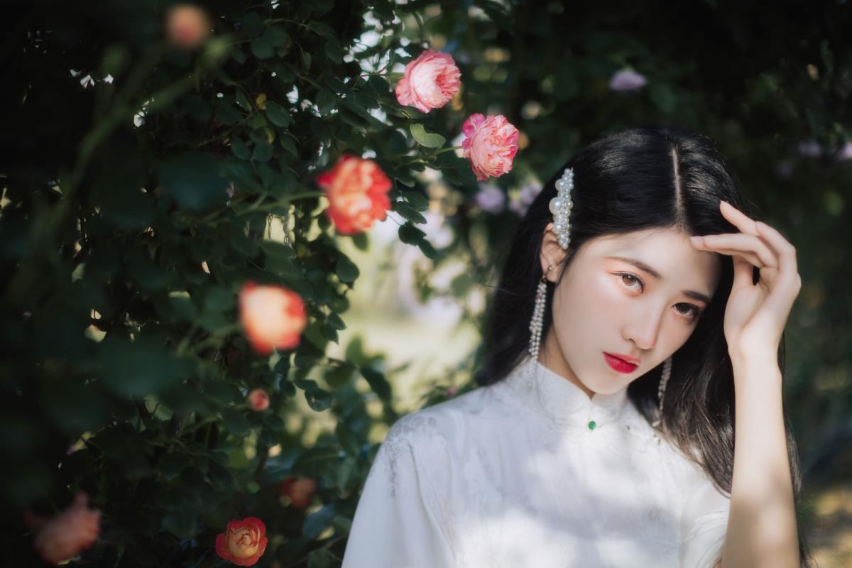 绮梦旗袍绽浪漫，玫瑰园里白色美人韵