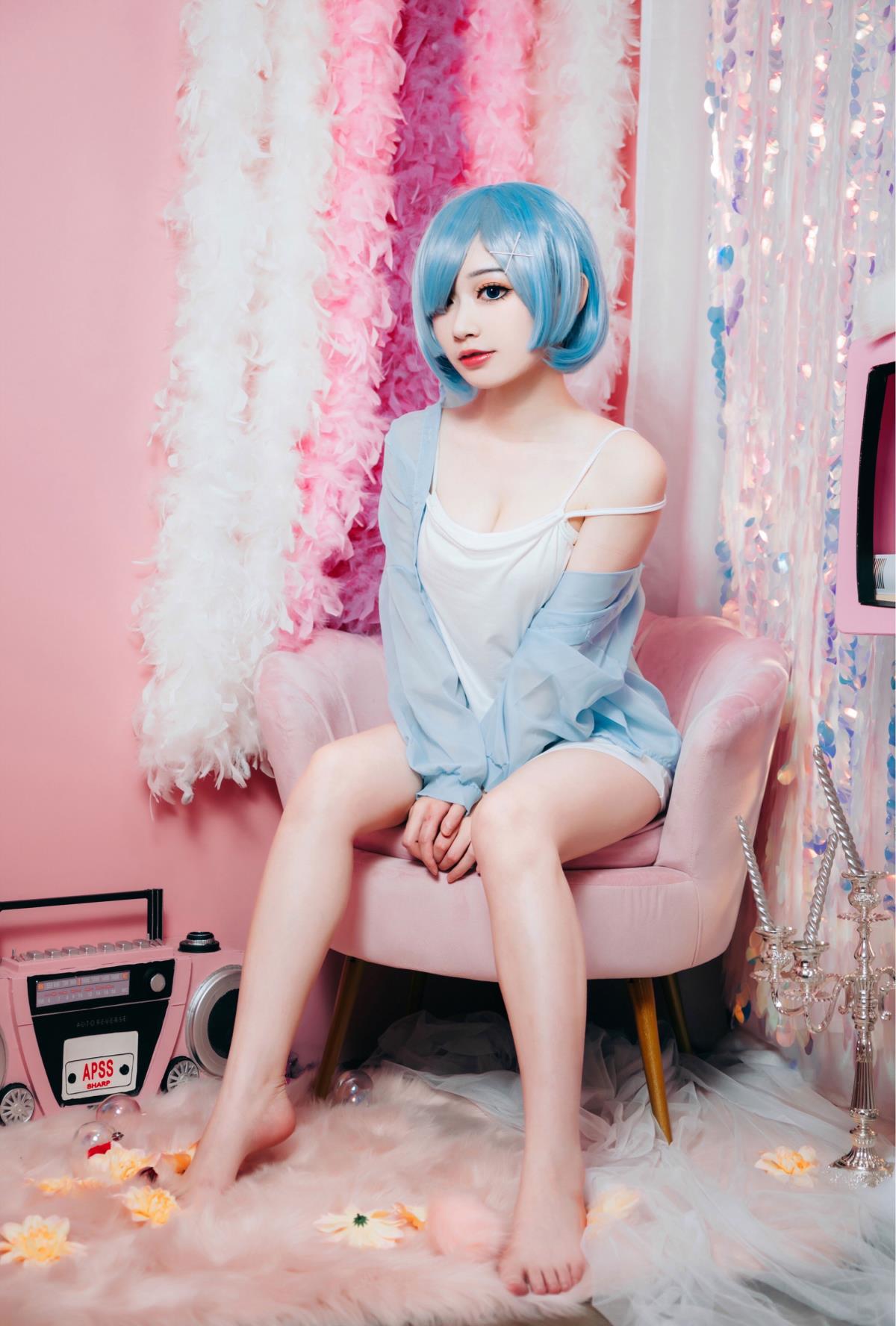 《蕾姆的居家之境：粉与蓝白交织的梦幻 cosplay》