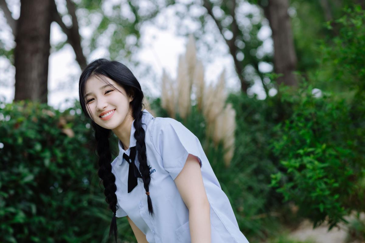 《森系青春：追随夏末，校花身着泰系校服探索森林午后》 可修改为： 森系青春，邂逅夏末。校花着泰系校服，漫步森林午后。