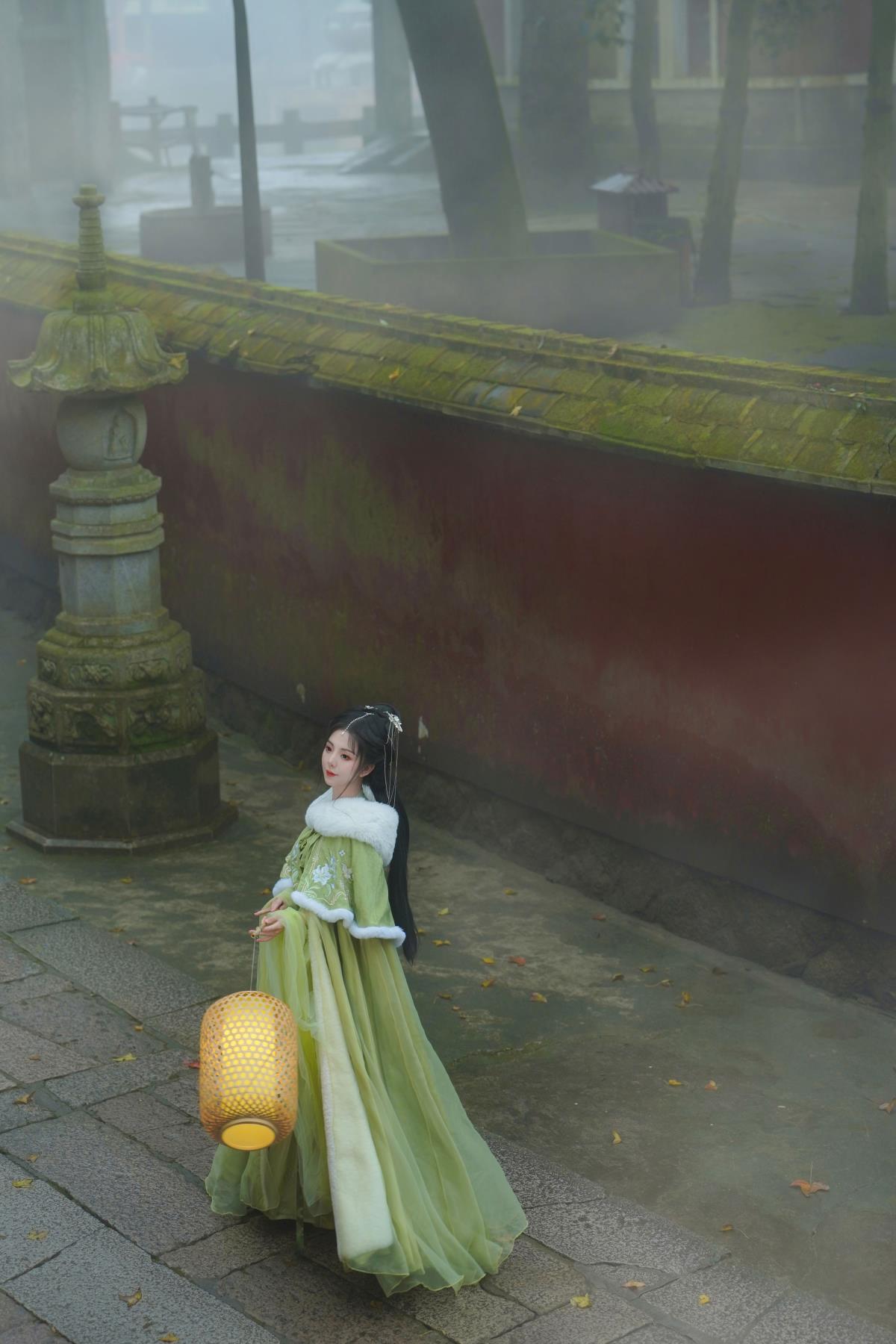 寻古寺：清幽禅境中的伤感与美人