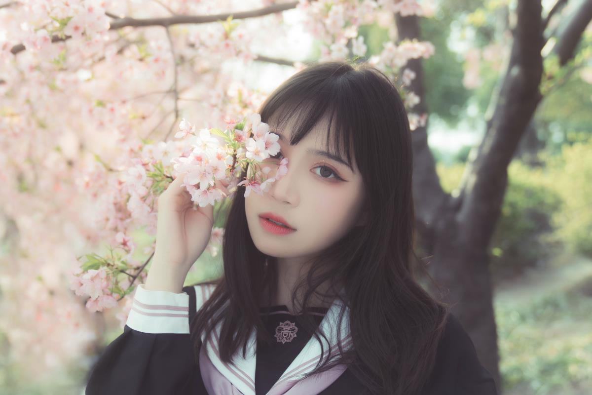 《春日樱花下，邂逅穿JK的美少女》