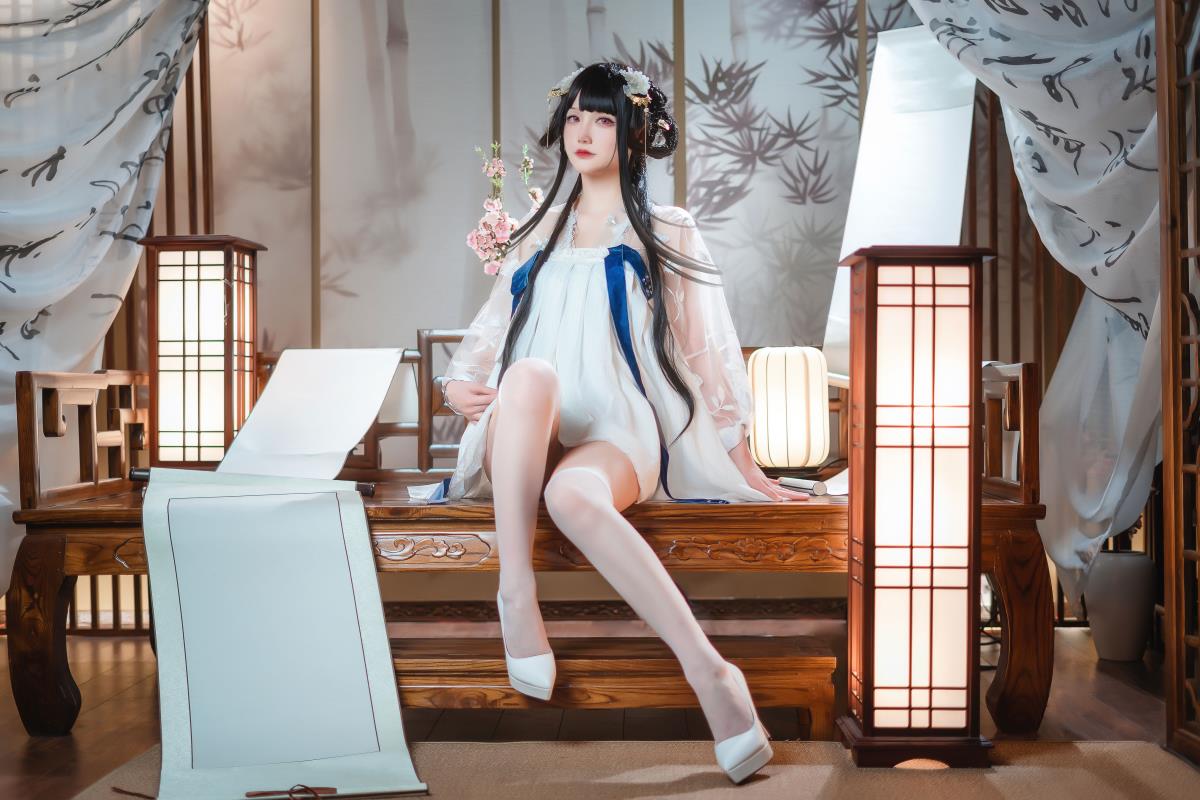 《新春旗袍逸仙情，共赏风景幸与君》 （你可根据实际需求调整，比如觉得这个标题不符合心意，可告诉我，我再尝试生成其他的） 或者 《逸仙旗袍逢新春，同赏景致感君恩》 又或者 《新春佳节，逸仙旗袍与指挥官共赏风景之幸》