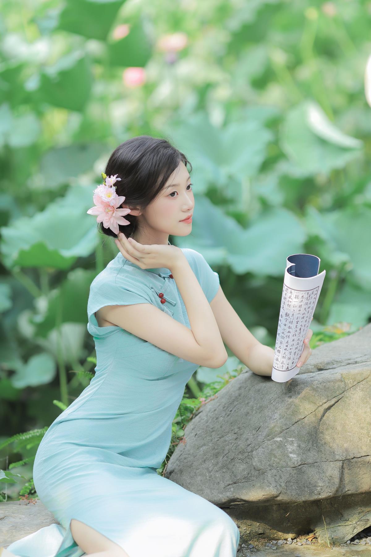 《一晴方觉夏深，连雨不知春去》里的中式优雅旗袍气质