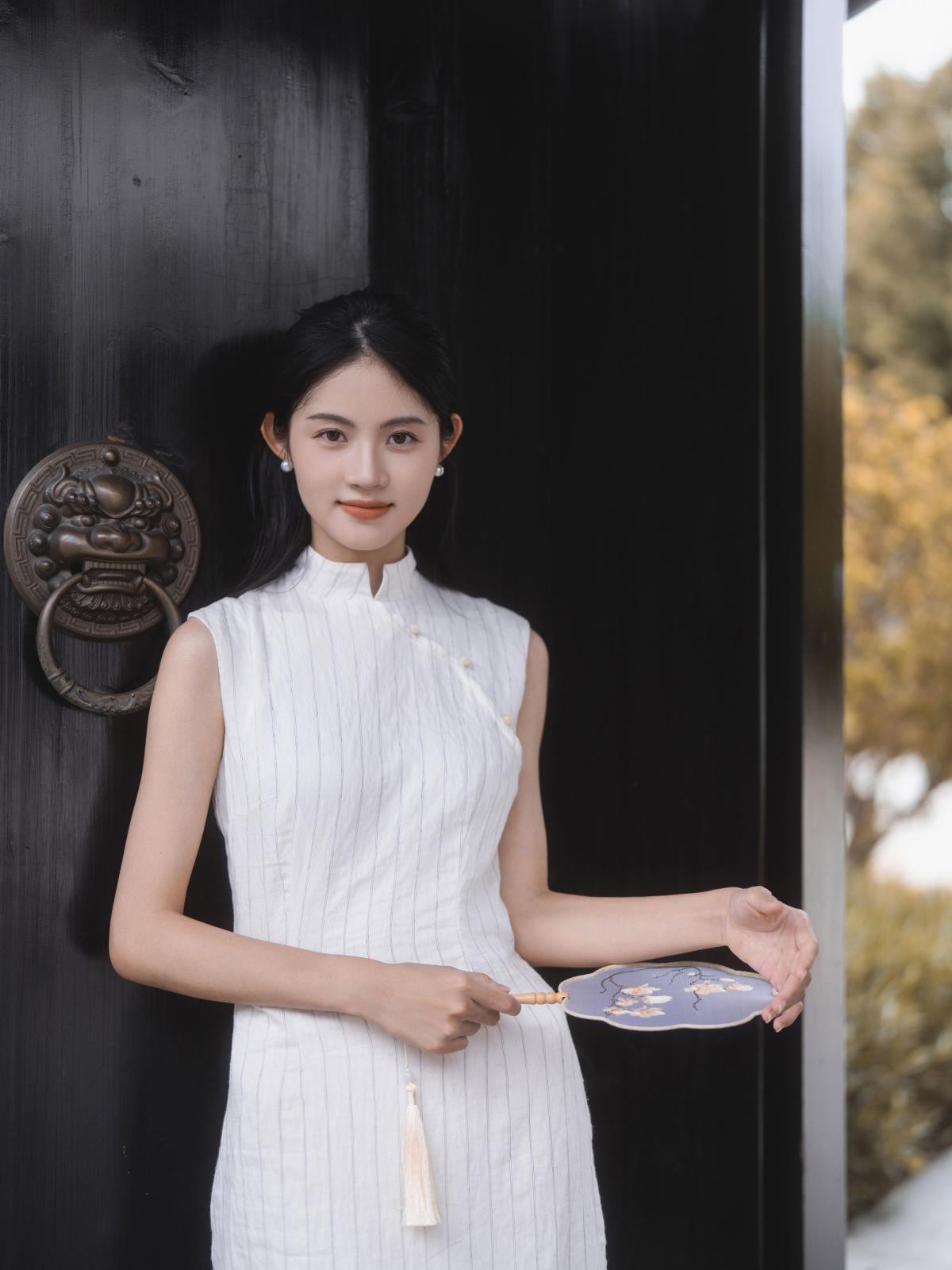 东方大地之美：复古新中式旗袍邂逅中式园林风情