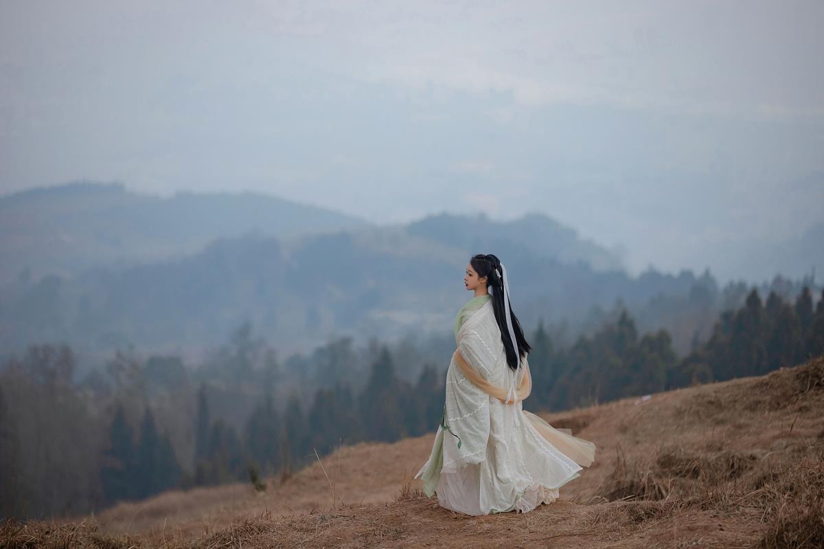 《山雾氤氲处，古装佳人的隐秘爱恋》