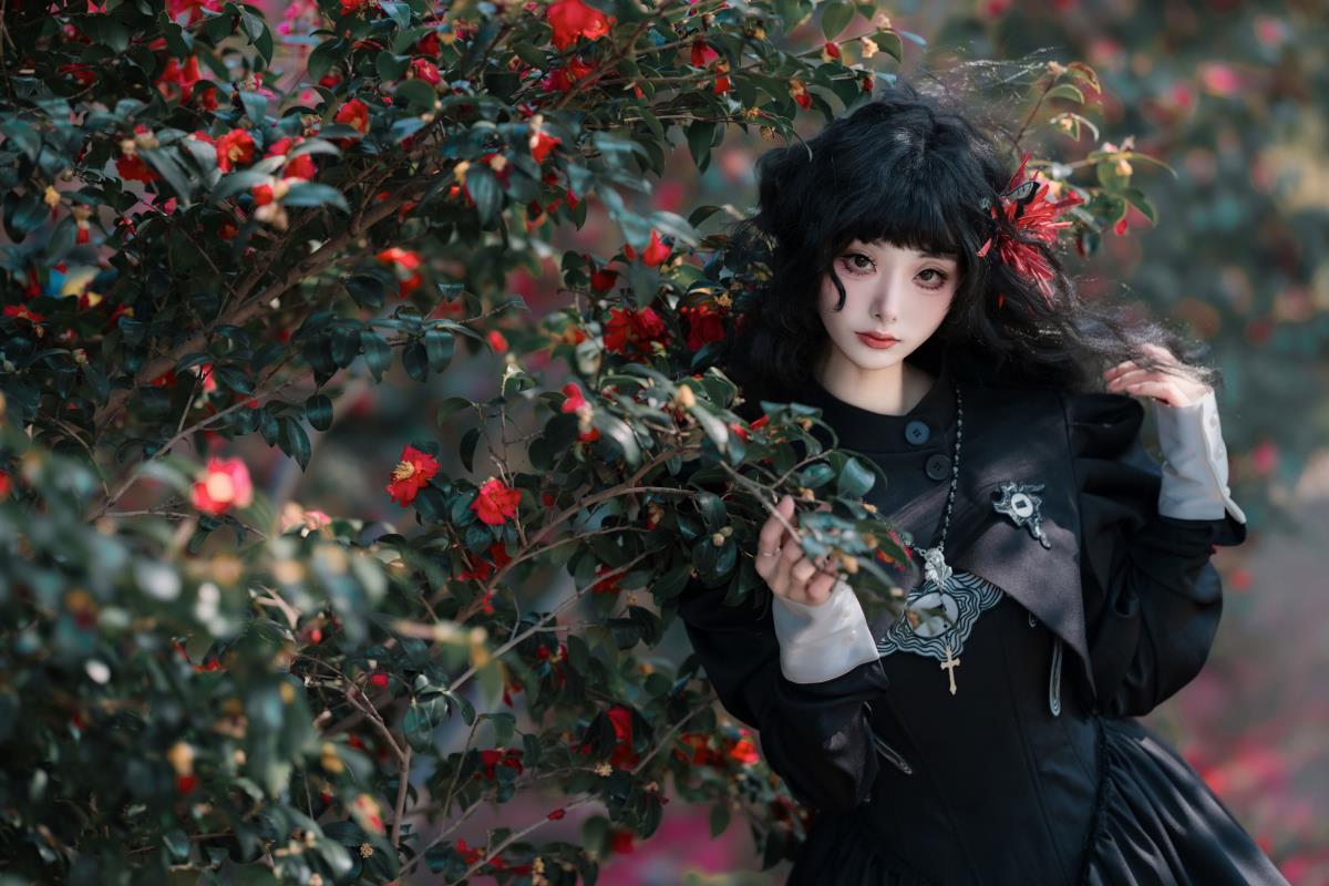 《魔女条件下，哥特洛丽塔与山茶花的绝美适配：晴日里的别样阴郁之梦》