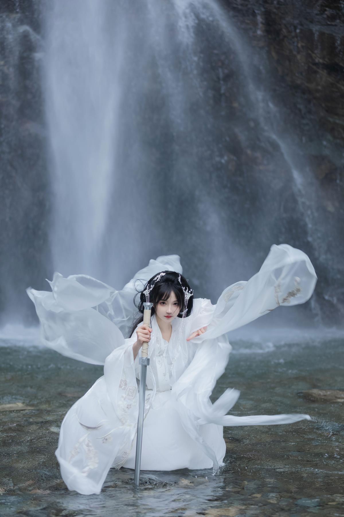 《仙女临瀑，剑舞古风断烟霞》