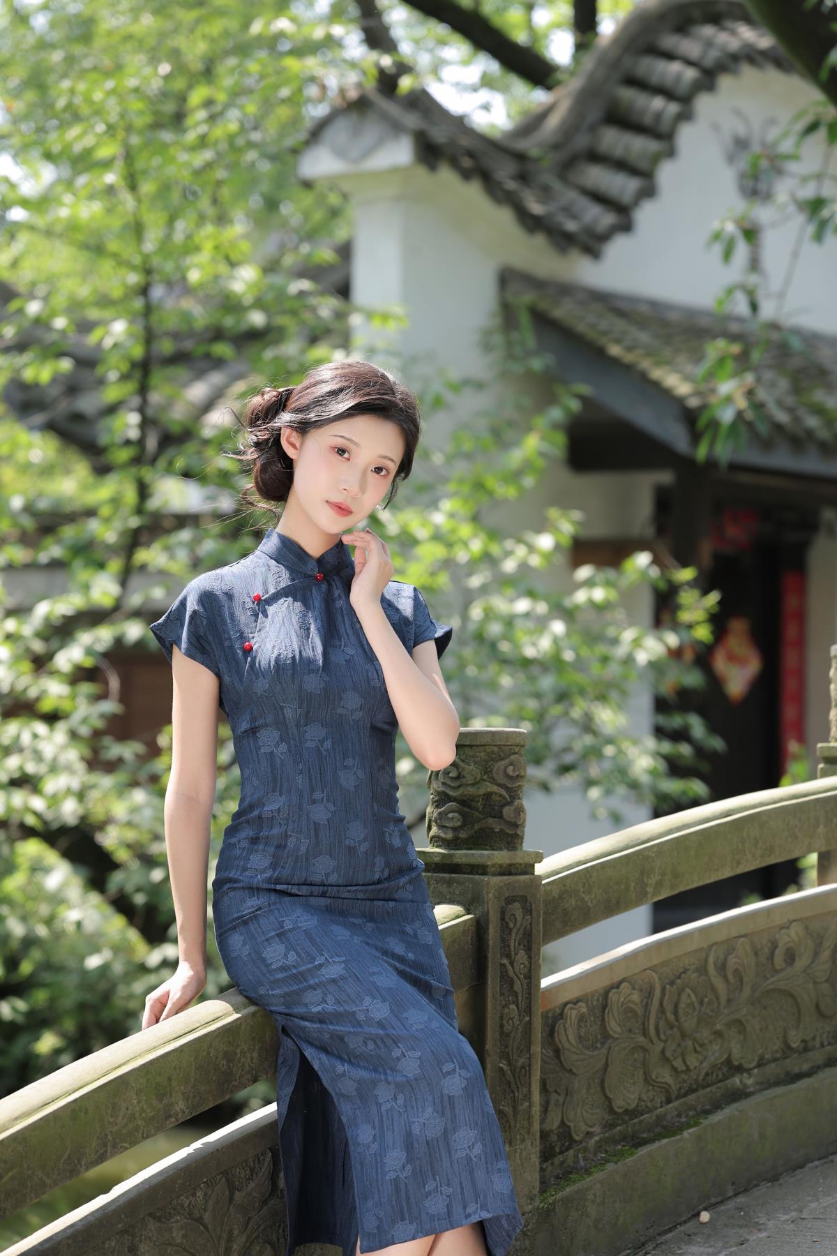 天青色烟雨里的民国复古旗袍情韵