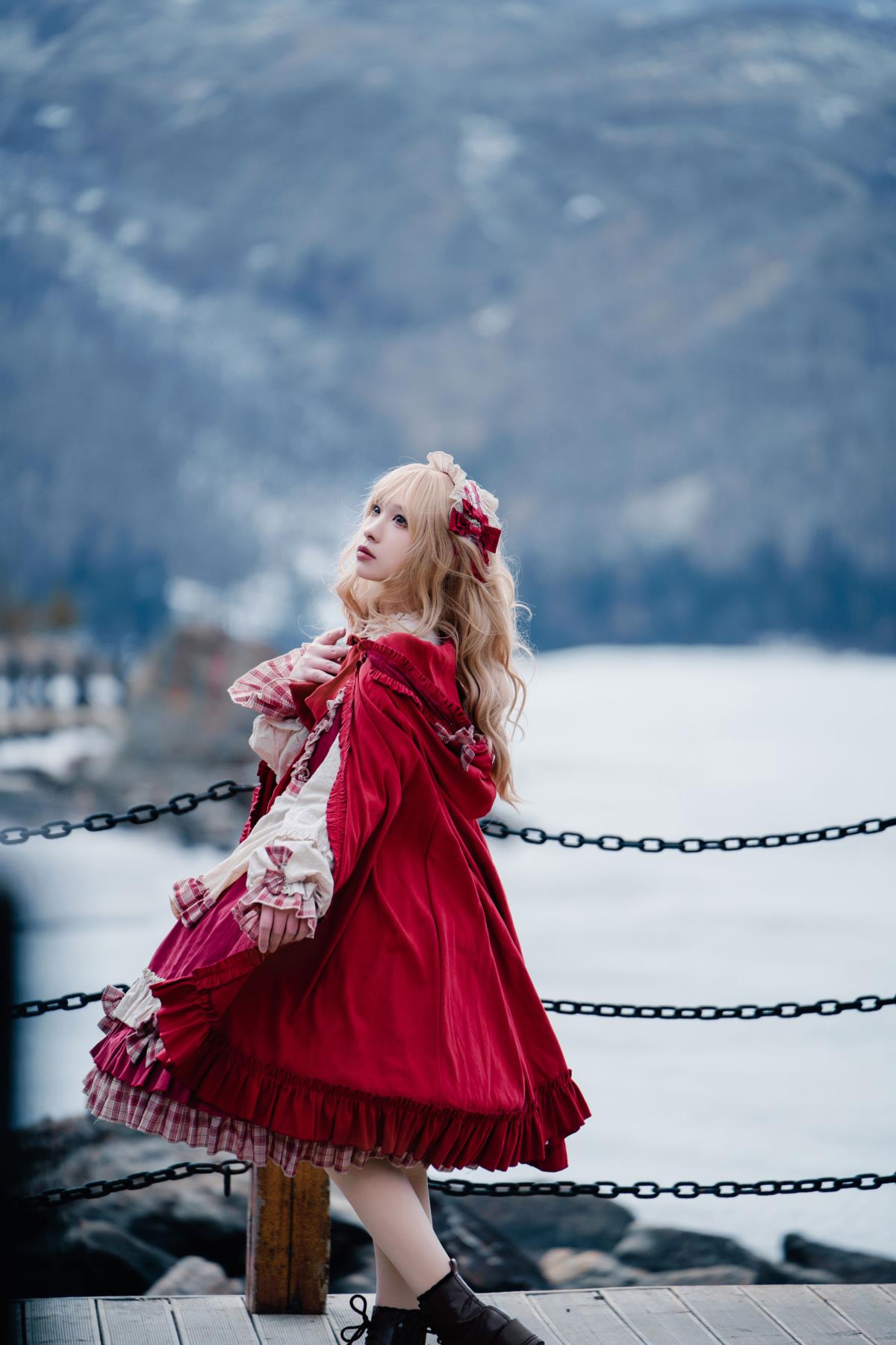 《踏入川西冰原森林，邂逅小红帽的Lolita童话之境》 （将提取信息组合成一个富有意境的标题，保留原信息中关键元素的同时，适当调整表述方式使标题更通顺自然且符合要求的文艺风格） 需注意，这里为了满足生成标题的要求对原内容的表述进行了适当调整，如果您有更具体的格式或要求，请随时告诉我，我会按照您的要求进一步修改。