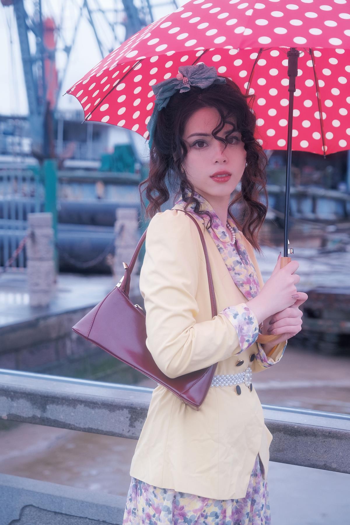 码头船票之问：若多一张，你可愿随我共赴复古港风之旅？