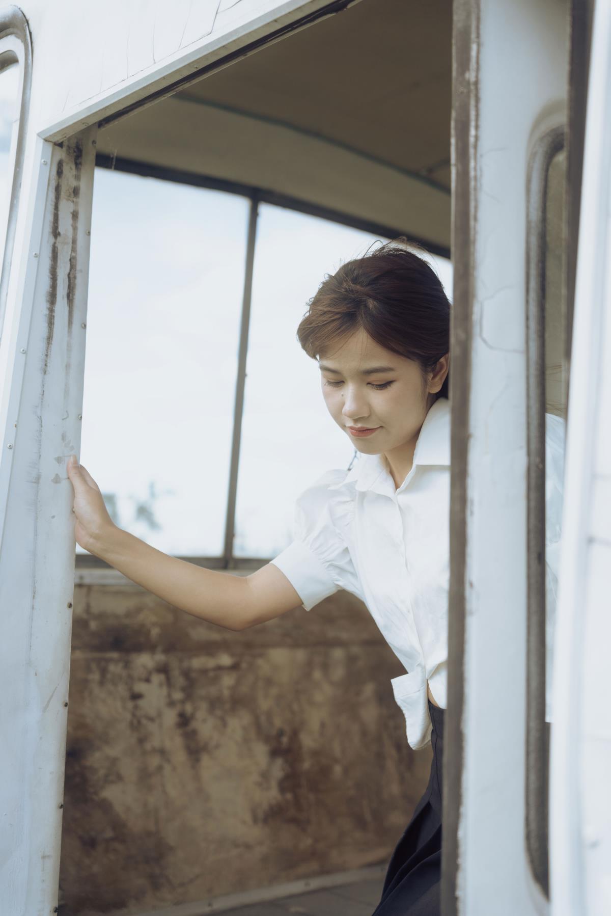 中巴车上的等待：窗边少女的文艺心事