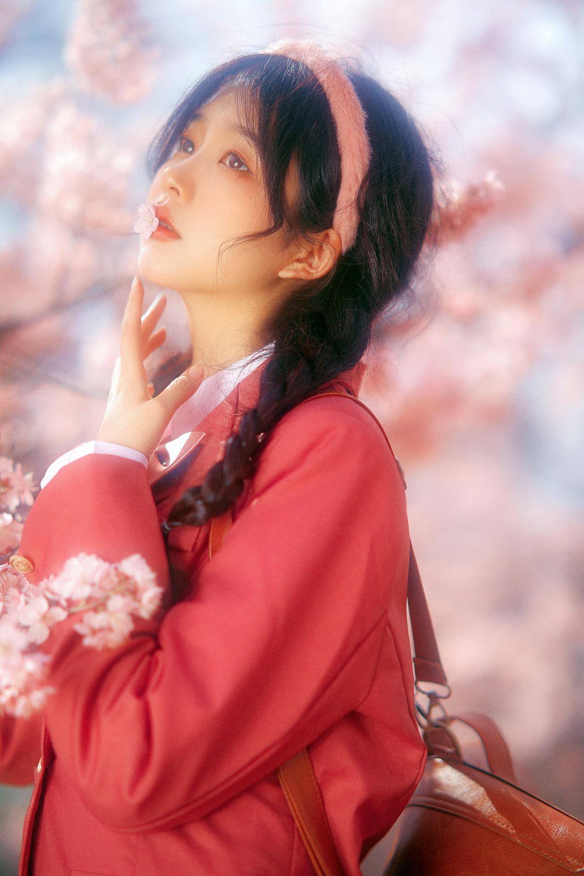 《樱花时节，邂逅漫画里的唯美日系春天》 解释：将“樱花时节想见你”“樱花盛开的时候，就好像走进了漫画里的春天”等关键信息融入标题，突出樱花时节的唯美以及日系风格，符合文艺向的要求。