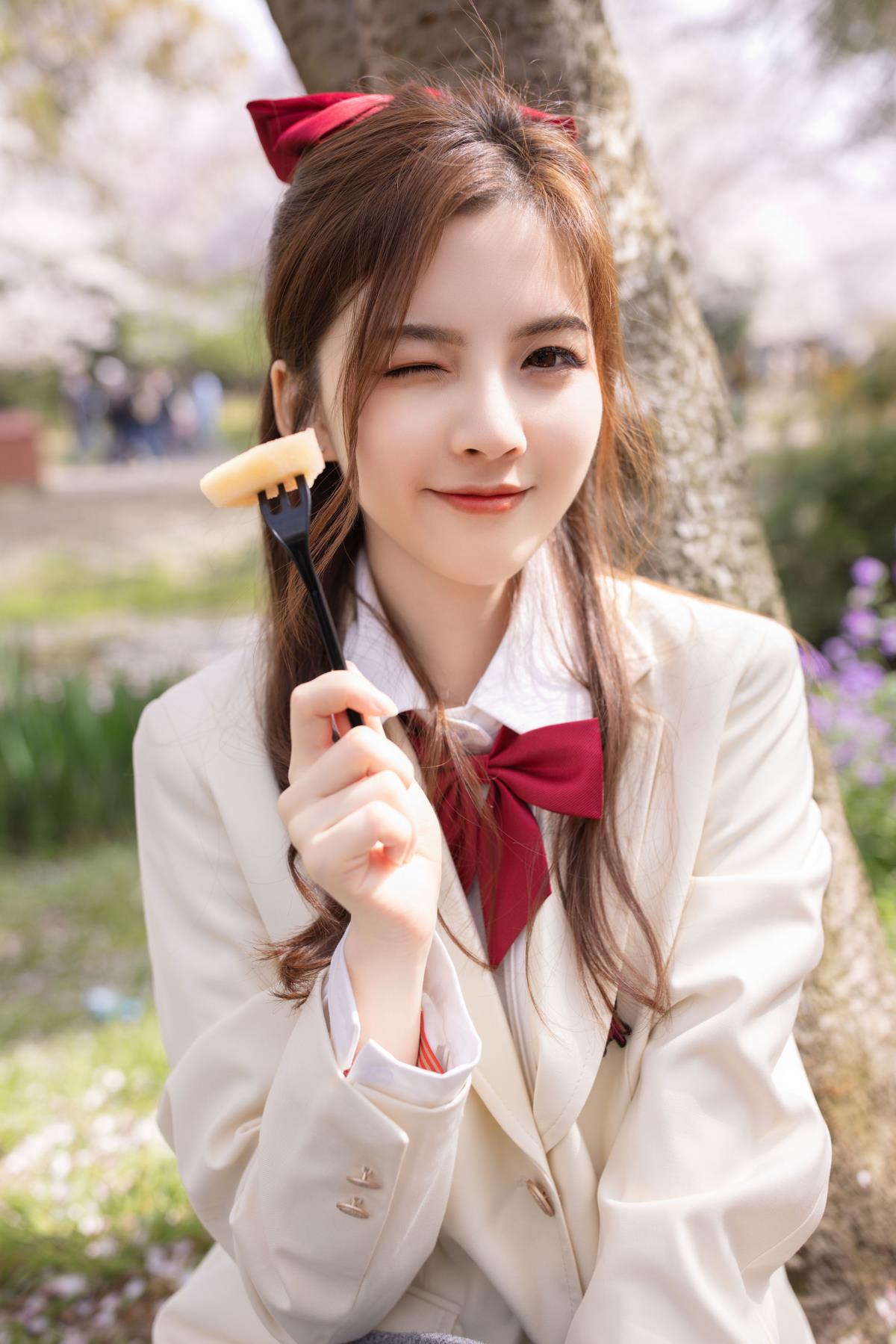 樱花少女邂逅春意，于樱花林感受春日温暖