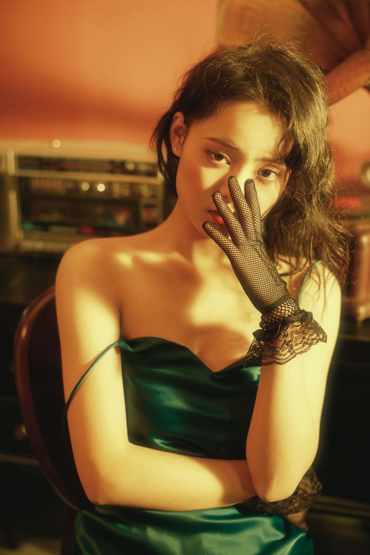 归港传说：与你共迎破晓，看城市繁华落幕，美人舞姿如烟花旖旎 解析：这段文字包含了归港、传说、爱人、城市、霓虹灯、舞姿、烟花、故事尾声、人们等元素，以“归港传说”为主题，将与爱人共迎破晓、城市的繁华与落幕、美人如烟花般的舞姿等内容融合在一起，形成了一个富有意境的标题，展现了故事的浪漫与动人。