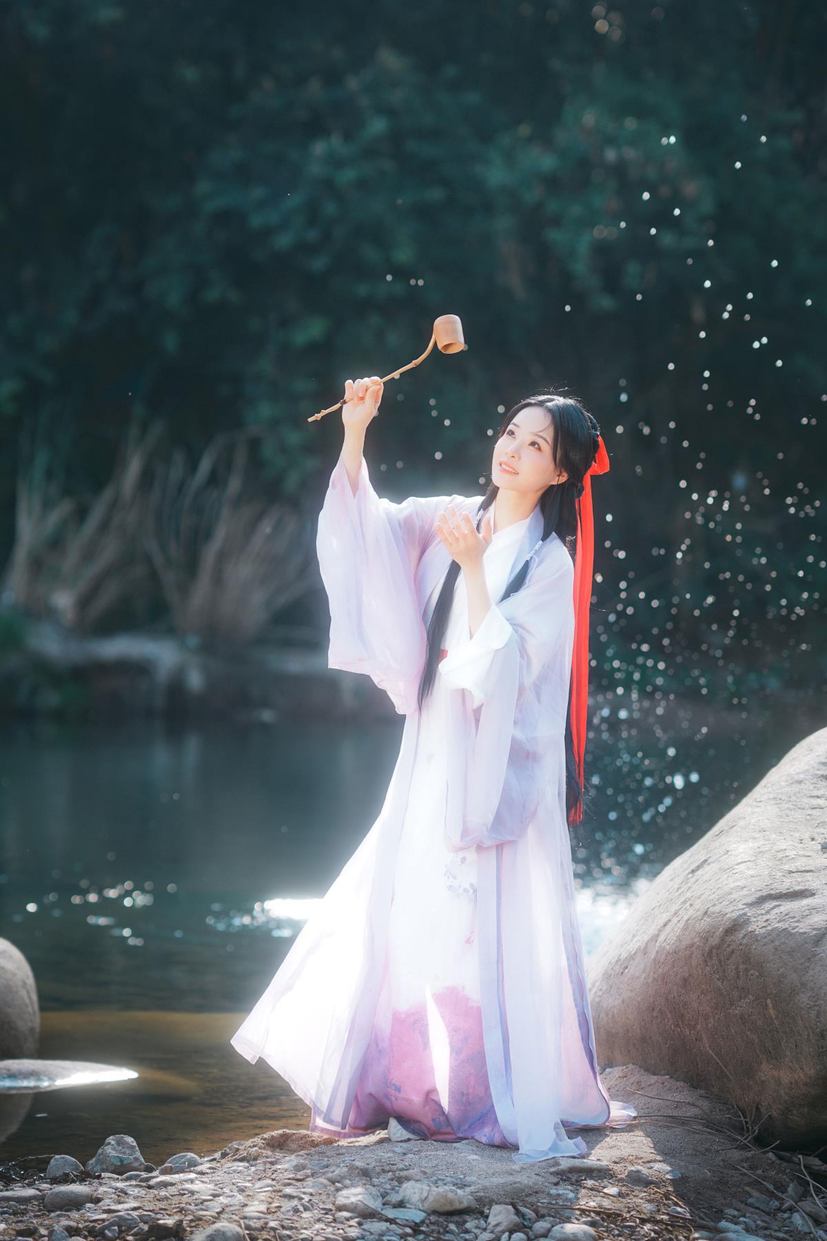 不辞青山，相随与共：古风人像里的溪源宫欢喜 或 古风人像：溪源宫之欢，望向你的独特眸光 或 溪源宫古风人像：青山相伴，欢喜独望你