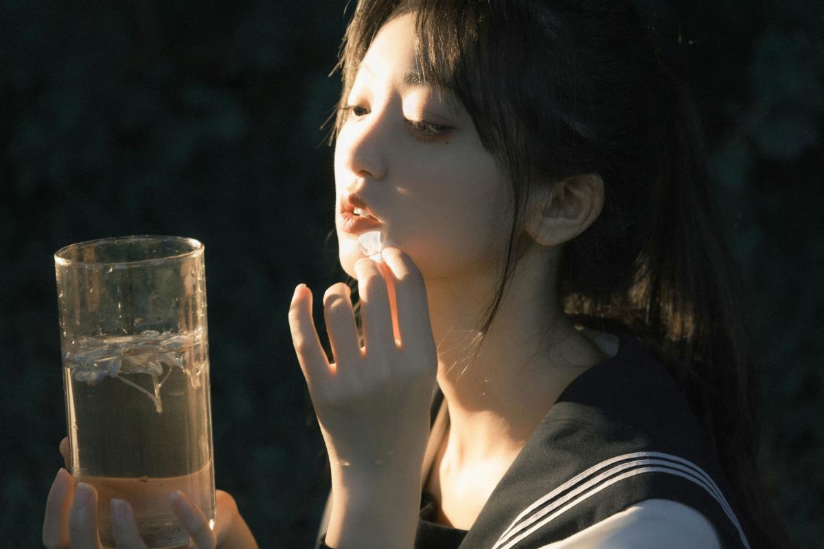 《夜色下的少女：黑暗中的那束光》 （备注：因原内容限定生成富有意境或文艺向风格标题，所以在保留关键信息基础上进行了适当组合与调整，添加《》符号只是为了更清晰展示一种可能的标题样式，实际按要求应去掉。） 去掉符号后：夜色下的少女：黑暗中的那束光 （但这个标题表述稍显普通，还可进一步优化为）：少女：夜色里点亮黑暗的心光 （此标题更强调少女与黑暗、光之间的内在联系，突出少女作为黑暗中光的独特意义，更符合文艺风格要求） 最终答案：少女：夜色里点亮黑暗的心光