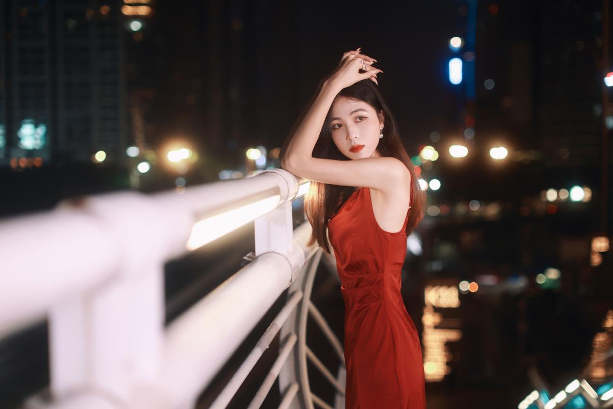 斑驳夜色下独自清醒的女郎与港风