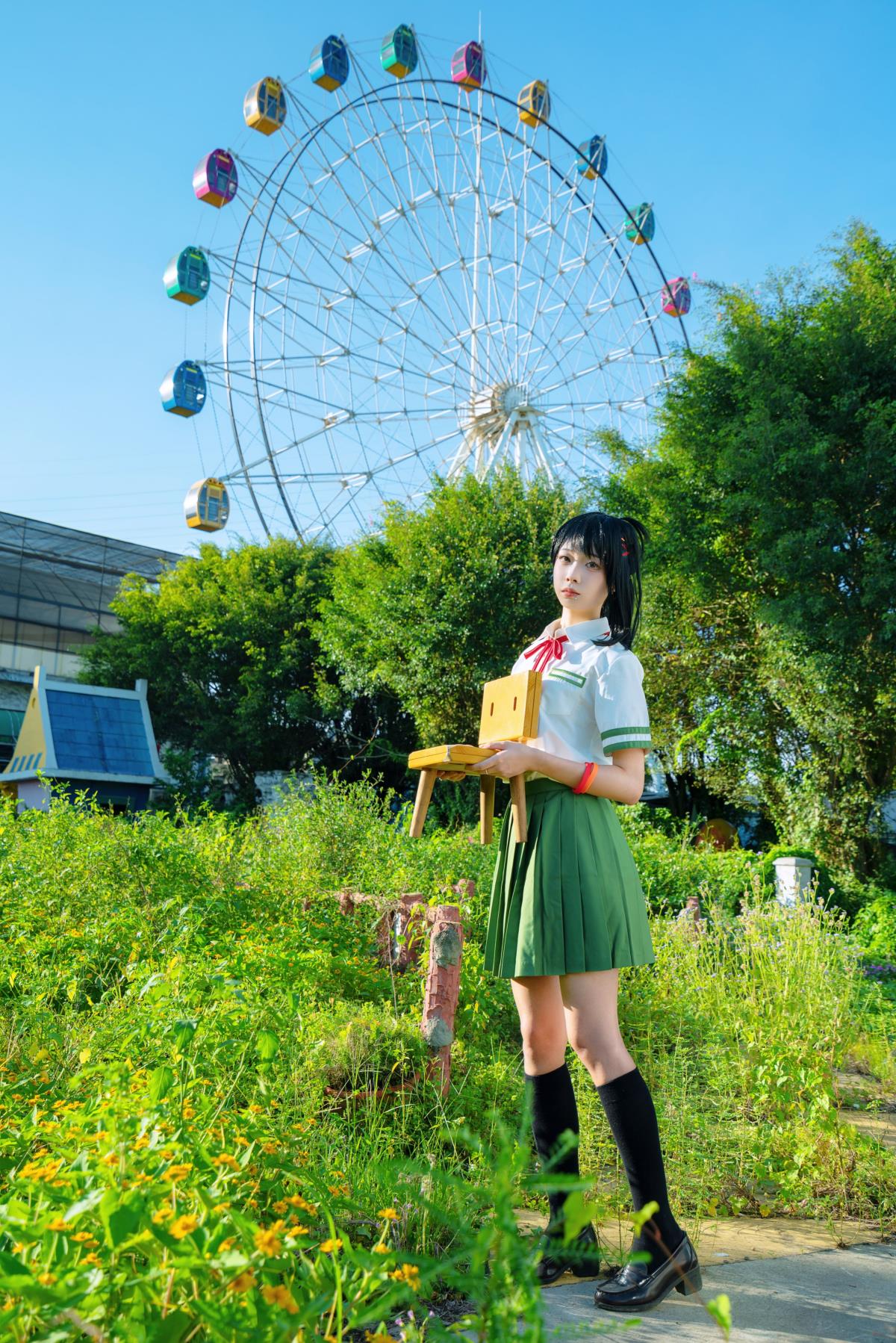 广州废弃游乐园里的铃芽之旅：学姐的清新 COS 之约