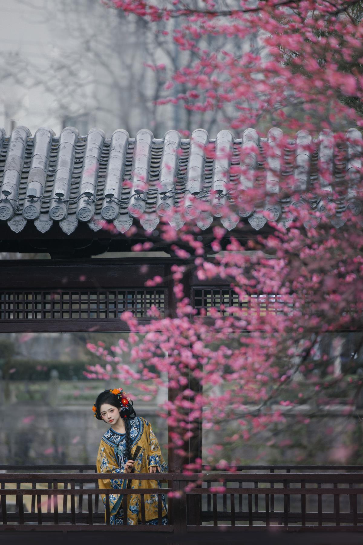 《红梅与佳人：古风唯美的梅香韵事》 解释：红梅与佳人相结合，展现古风唯美的画面，“梅香韵事”既体现了红梅的香，又有一种诗意的韵味，整体符合富有意境和文艺向风格的要求。