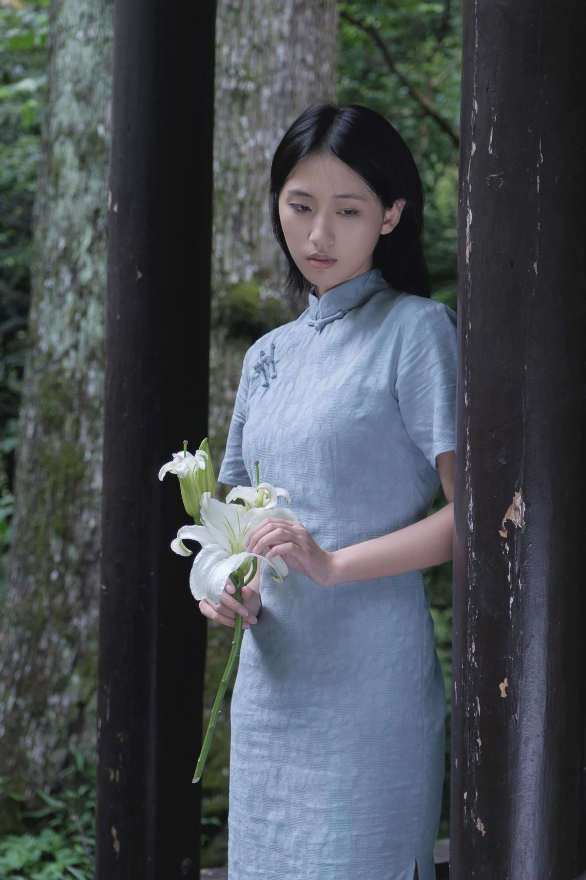清冷百合：于旗袍与树林间盛开的森系诗意