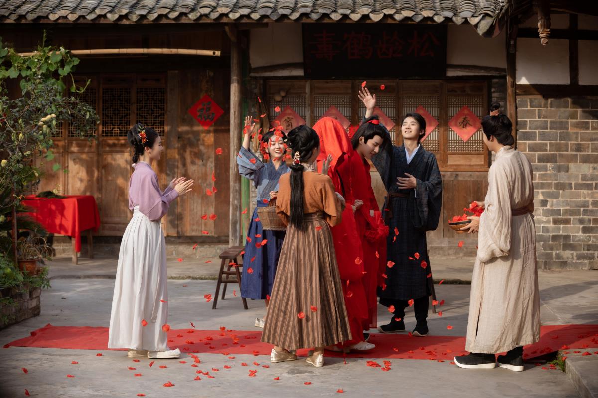 成亲：举办一场只邀至亲好友的古风民间婚礼