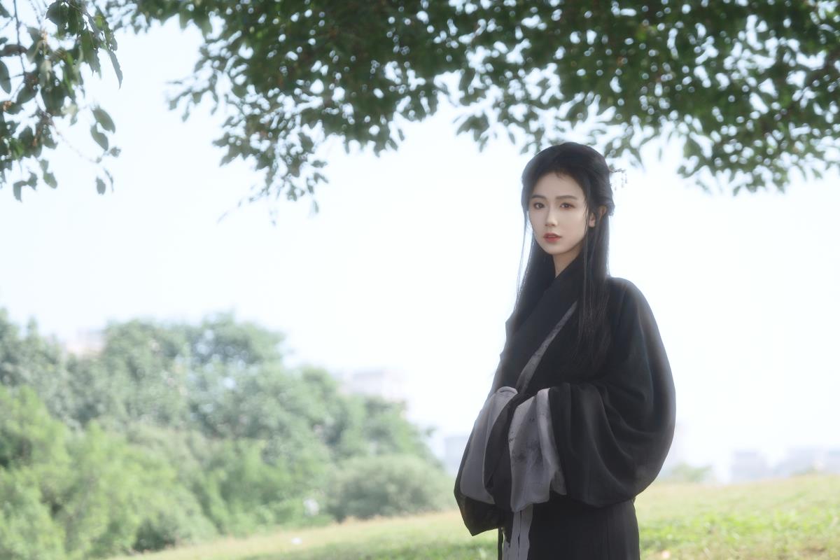 《长相思：穿梭于时光与树林间的深沉思念》