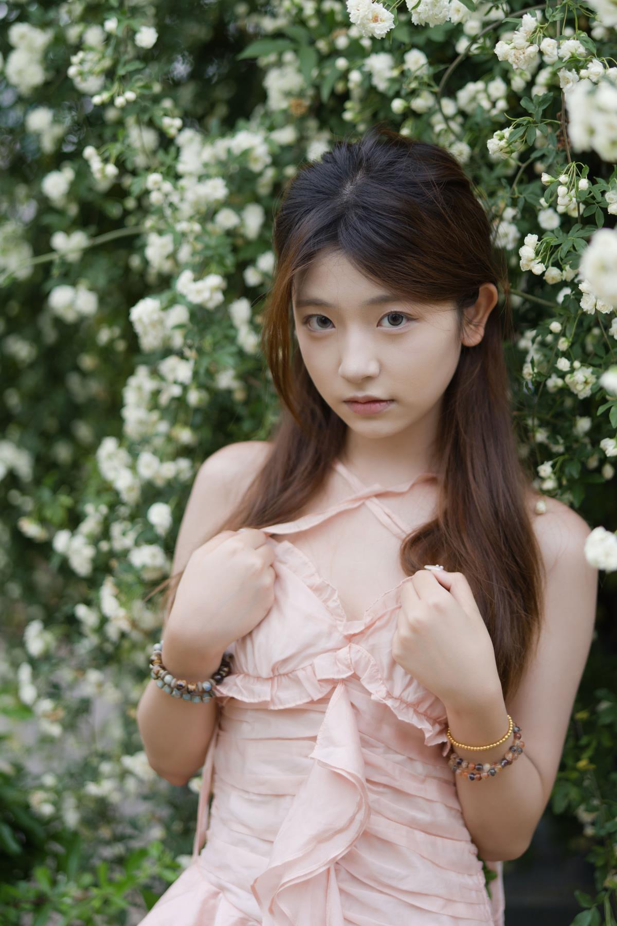 蔷薇情：娇艳荆棘间，热烈温柔共生的梦幻花海意境