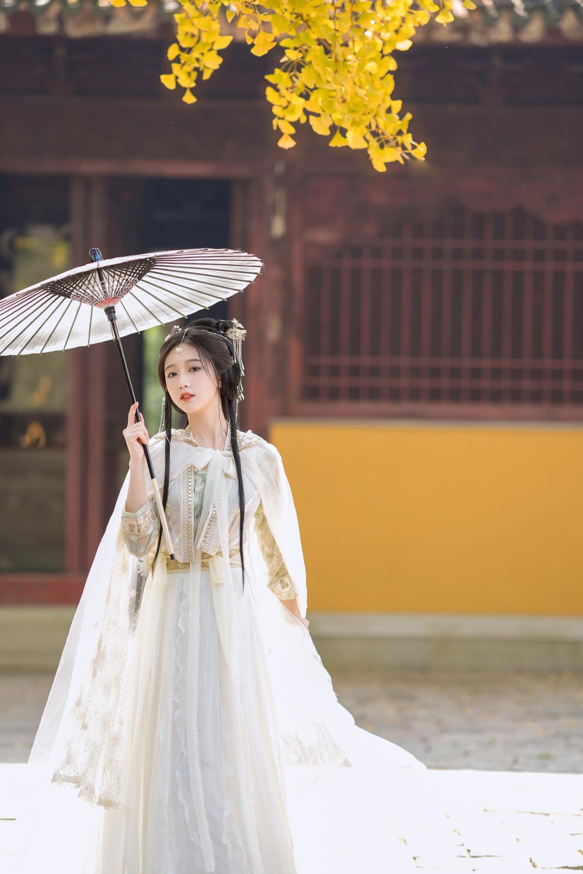 《神女璀璨初绽，奈何坠落成殇》 或 《古装画卷里，神女光明陨落的凄美绝唱》 或 《神女之殇：前期光明，终遇坠落》 或 《光明璀璨的神女，坠入无尽的古装意境之殇》 或 《古装的梦幻里，神女从光明走向坠落》