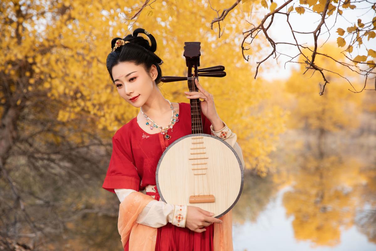 玉簟秋意中的金黄银杏：自成一景阅沧桑