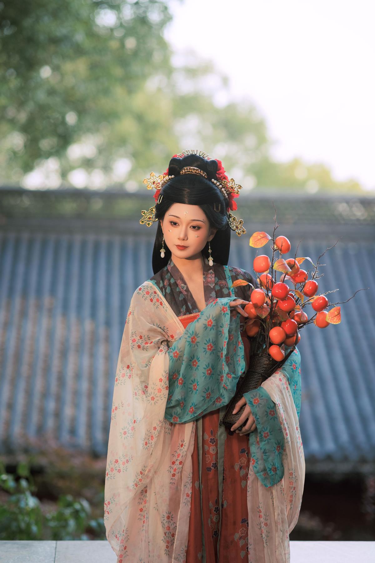 山寺踏秋：松间芳沼涵碧，寺外好山空青，邂逅清冷美人