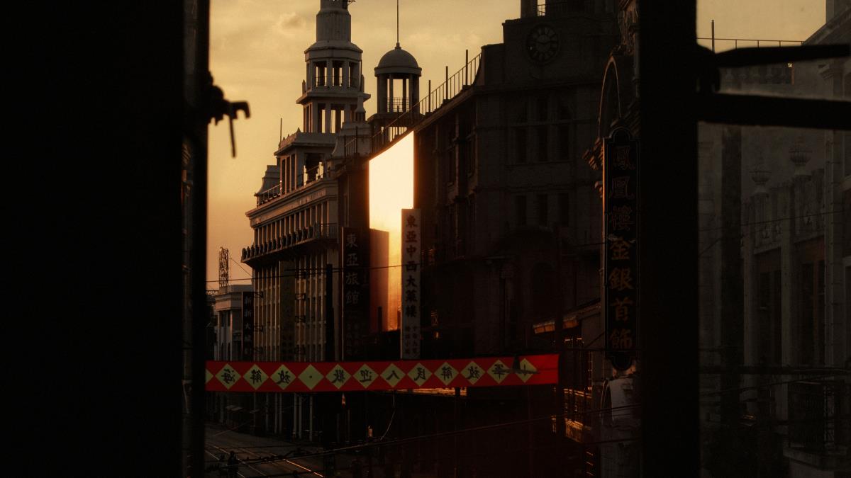 华灯初上，佳人着旗袍演绎怀旧故事