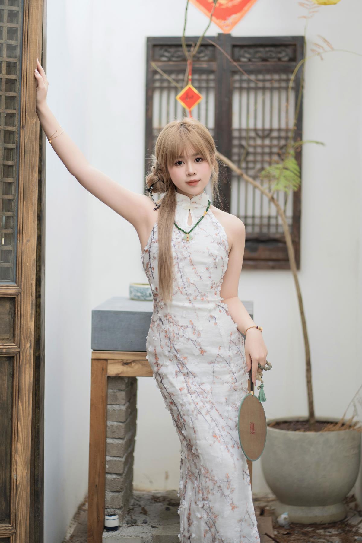 新中式庭院里，旗袍美人与惬意下午茶时光