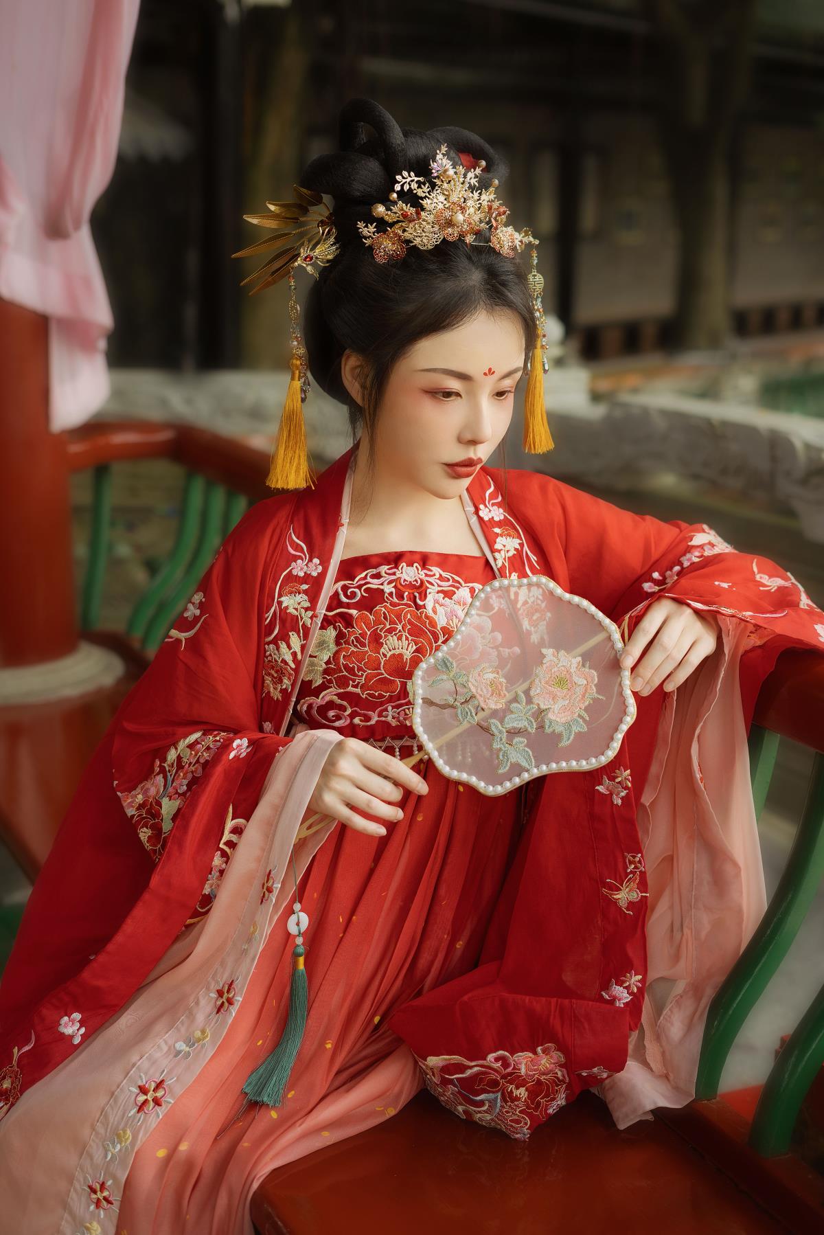 水出芙蓉映唐风，红衣古装韵古风