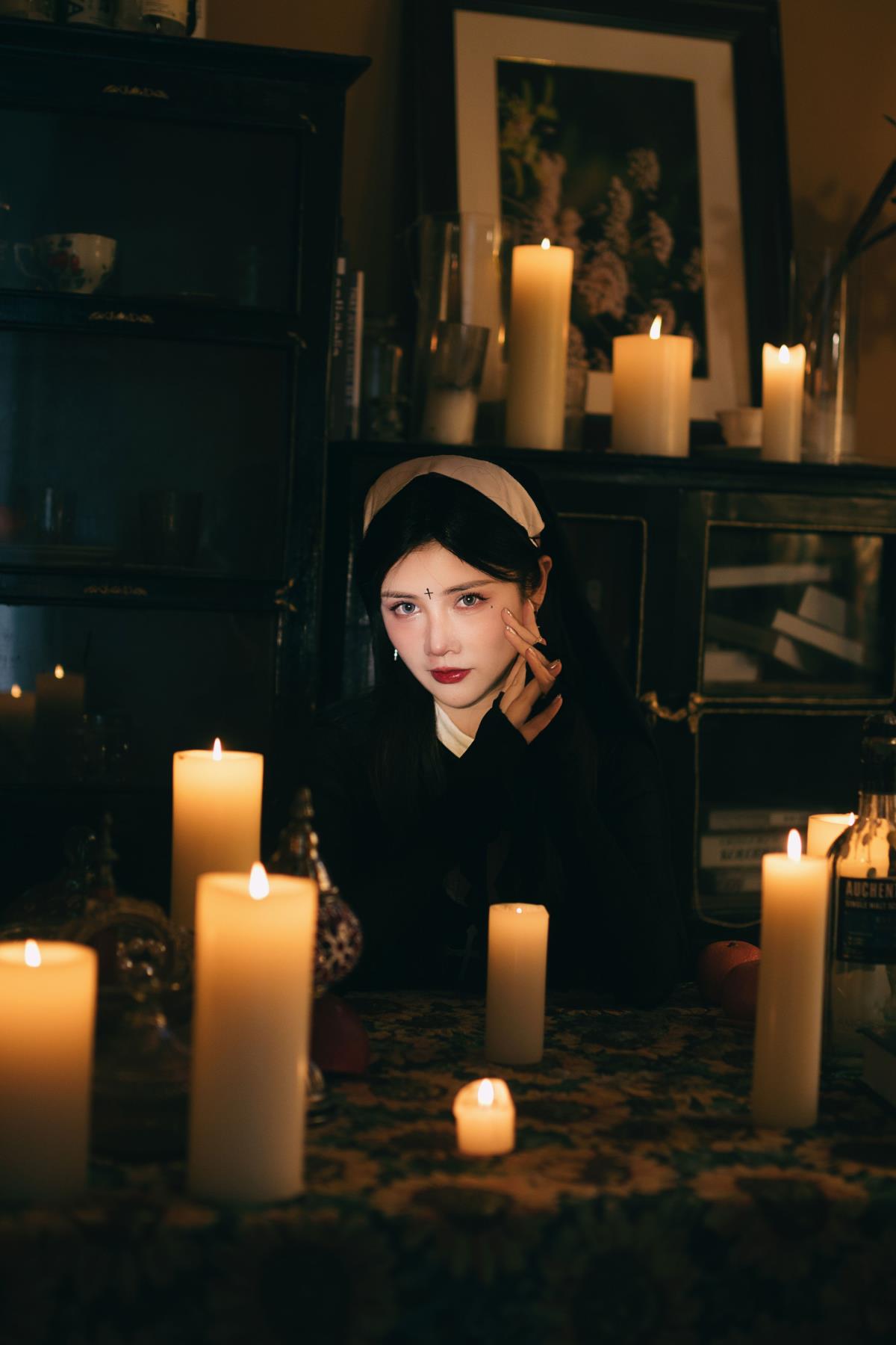 《修女与白鸽：教堂里不朽的爱，光影下的Cosplay》 解释：“修女，白鸽死在了教堂，乌鸦为耶稣衔着玫瑰，乡间白菊盛开，爱意不朽，永藏地底。”这段话充满了宗教、象征和情感元素，白鸽、玫瑰、白菊等意象都代表着不同的情感与意义。“Cosplay,光影”则增添了现代感和艺术氛围。将这些元素组合起来，形成一个富有奇幻与情感交织的标题，能吸引读者的兴趣，引发他们对文章内容的好奇。