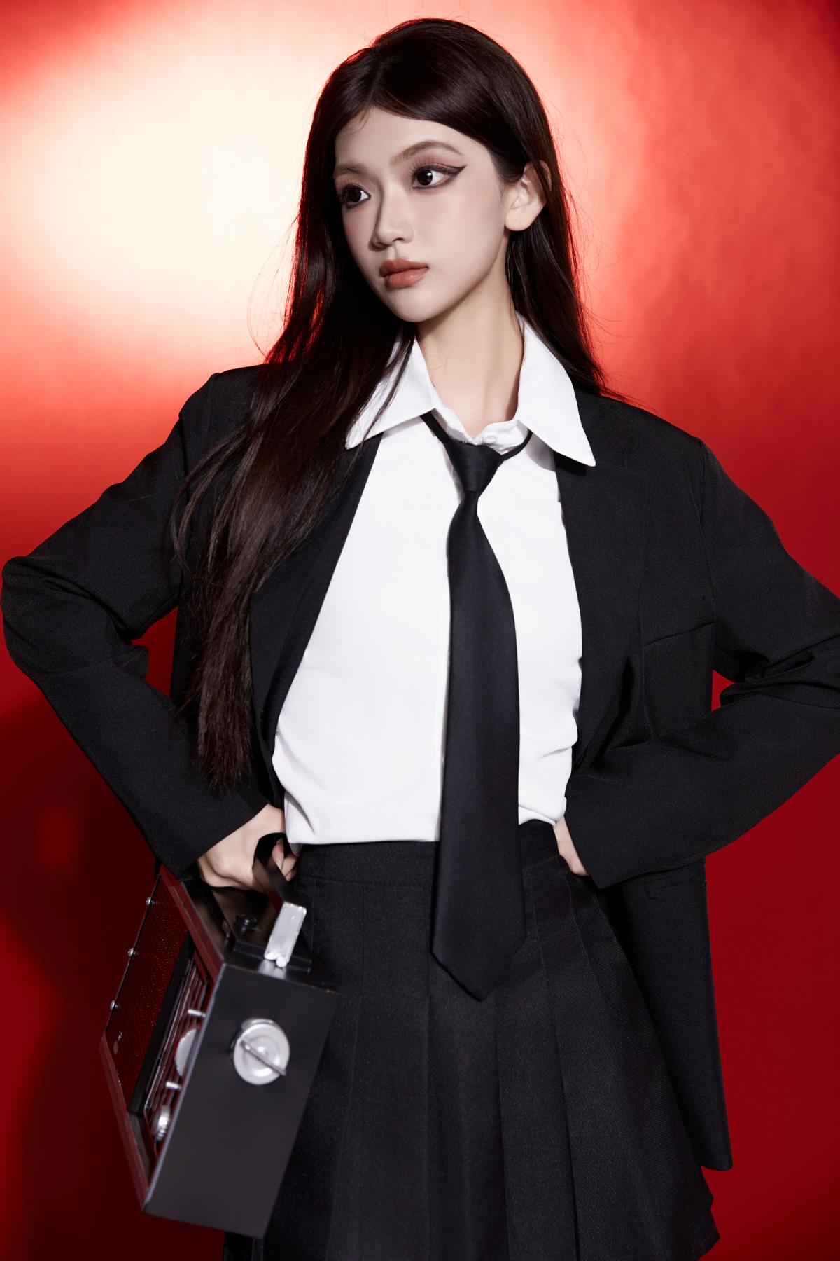 叛逆JK写真：邂逅宋茜同款杂志大片，解锁病娇少女时尚红黑肖像风情