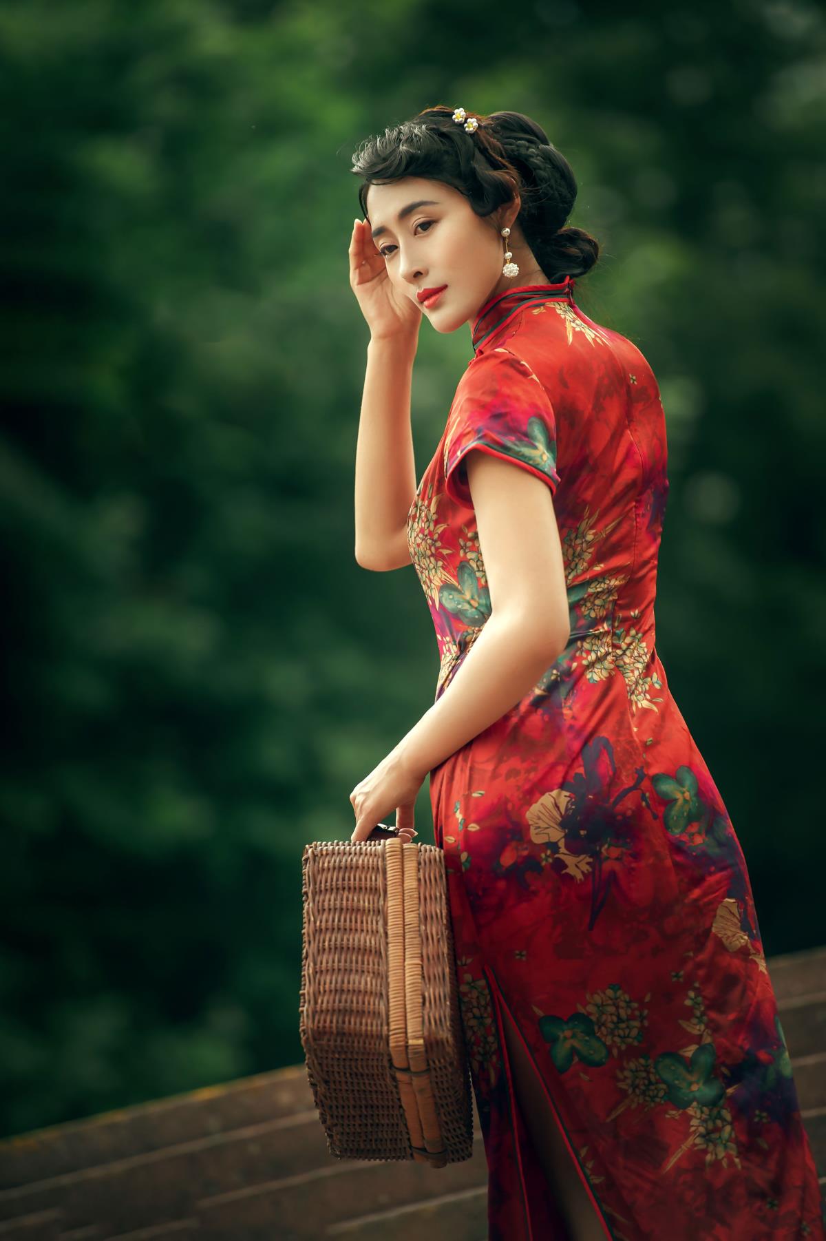 《寻觅江南古园，邂逅旗袍佳人》 解析：这段文字描绘了在江南古园寻觅的情景，其中出现了佳人、旗袍等元素，将这些关键信息组合起来，形成了一个富有意境且能体现复古怀旧风格的标题，符合要求。