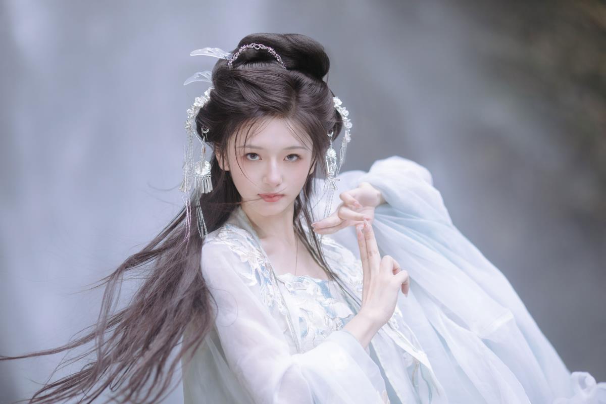 《法修传奇：一剑破苍穹，白衣舞山林》