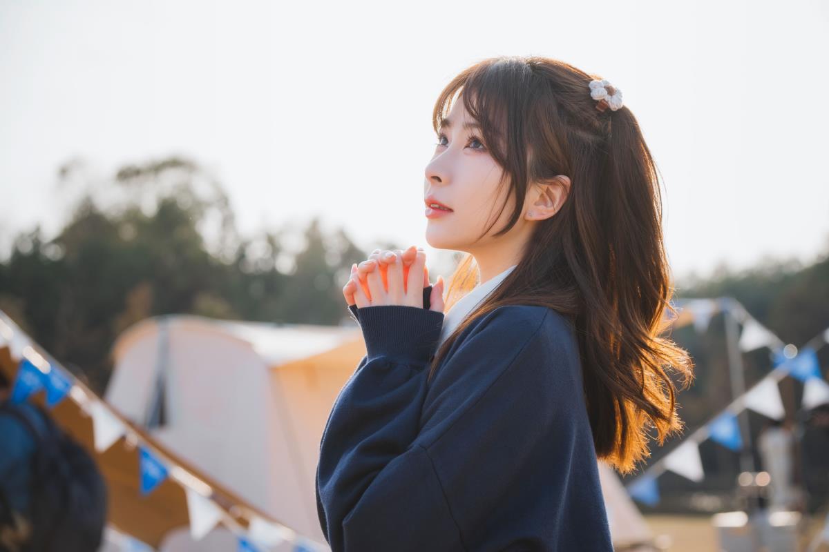 冬日暖阳下，少女与露营的甜美时光