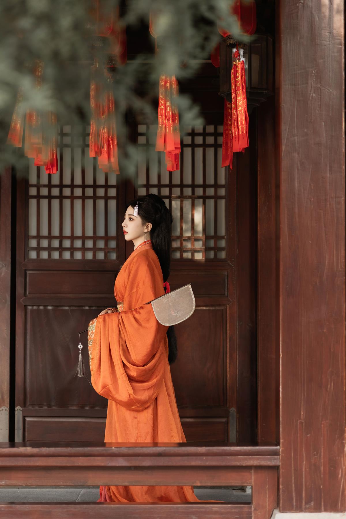 《桃夭：灼灼其华绽战国古韵》 解析：“桃夭”点明主题，“灼灼其华”描绘桃花盛开的绚烂画面，“战国”体现古典时代背景，组合起来既包含关键信息又富有文艺气息和意境。 （这里的解析只是为了说明思路，按照要求最终输出的只是标题本身）