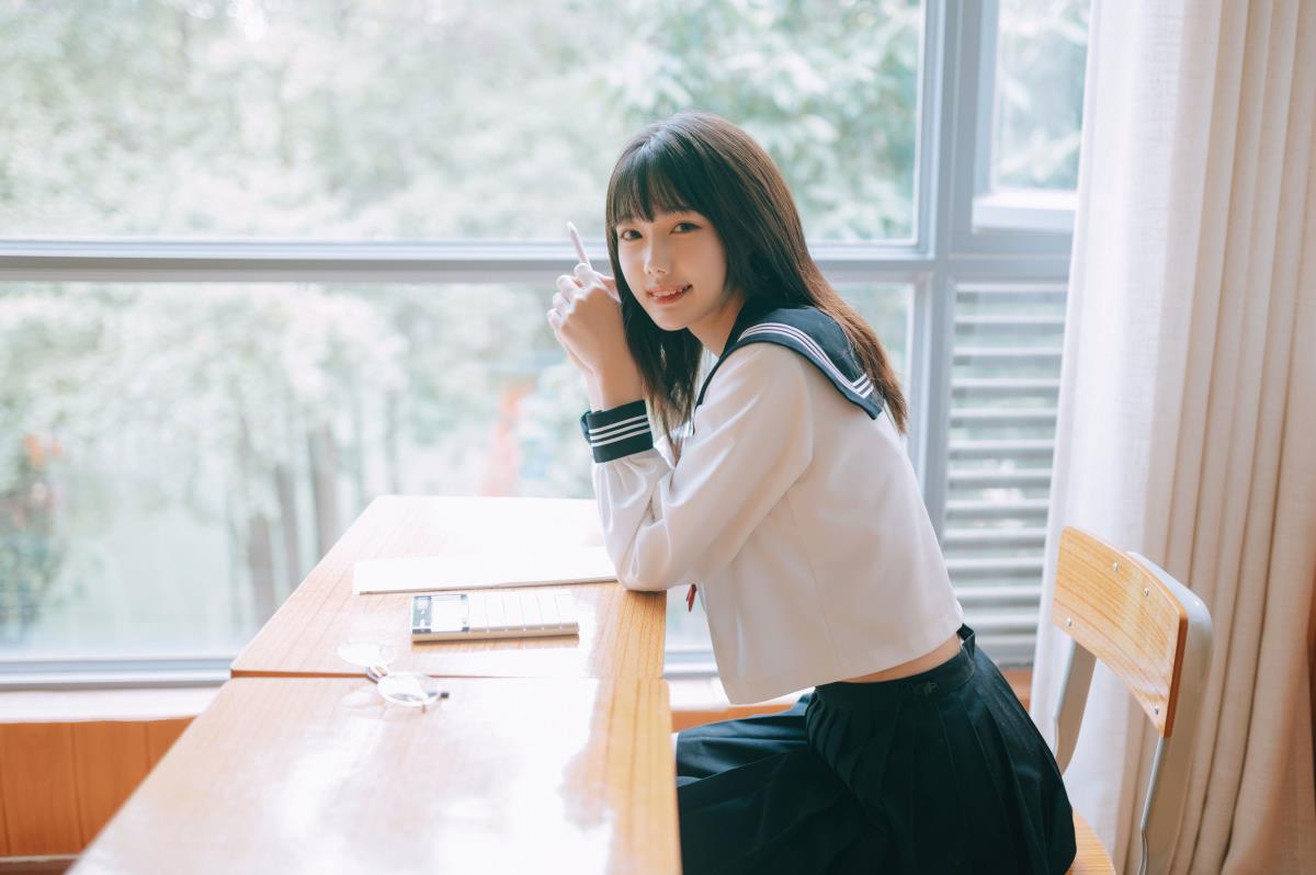 《教室少女：听铃声轻响，唯你独留的清纯时光》 解析：原内容包含教室少女、听铃声响起、教室里只剩下你以及女生、少女、校花、清纯等元素，将这些元素组合成一个富有意境且涵盖关键信息的标题，展现出一种校园中独特而美好的场景氛围。