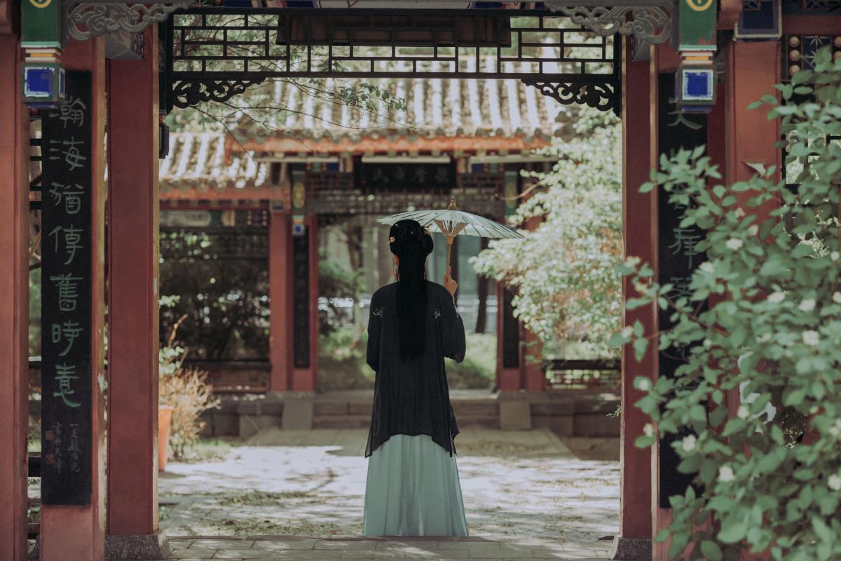 伤春逝，清明后闲步亭皋听风雨，思情寄月云间