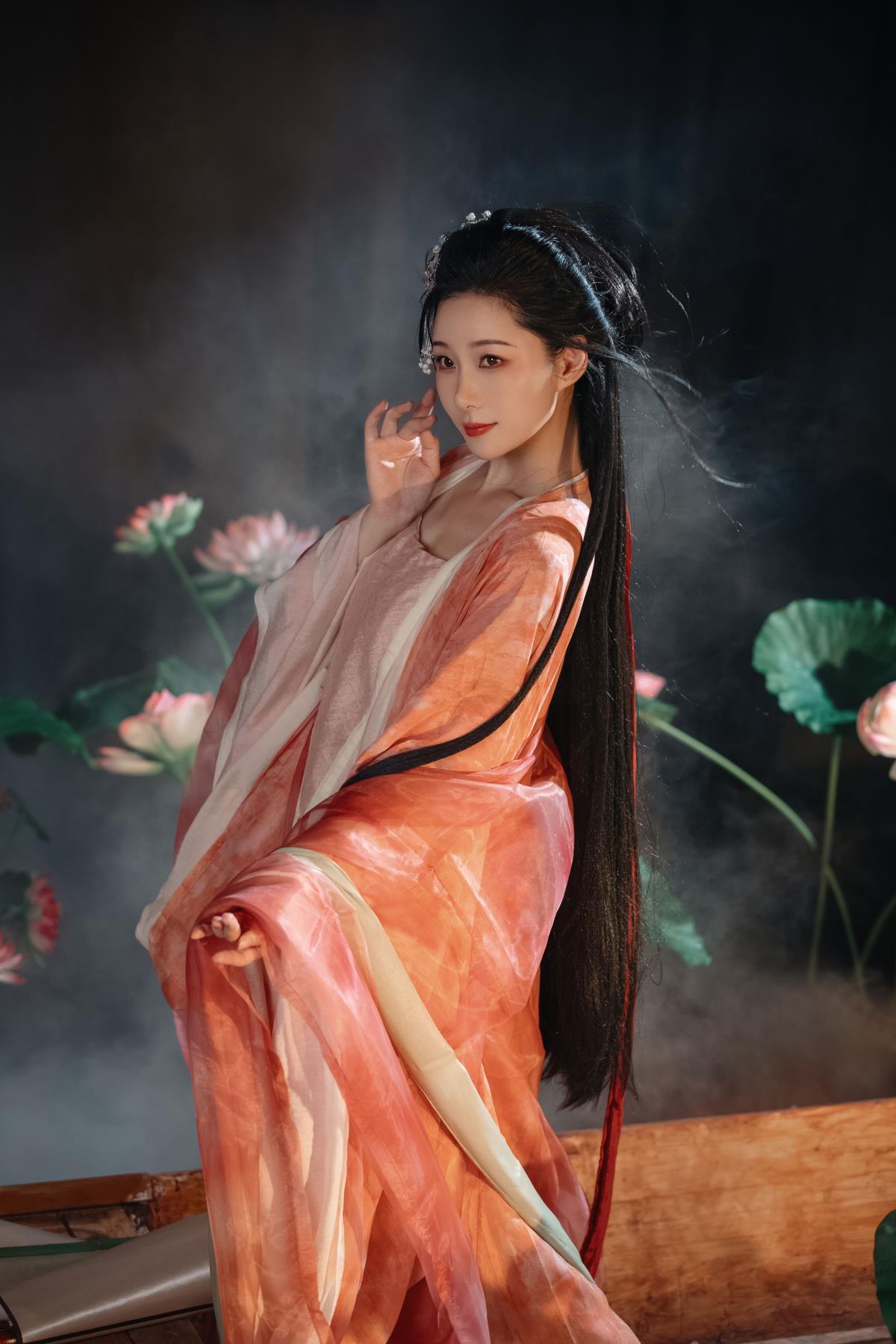 夜荷：荷残秋晚，美人零落于红沼