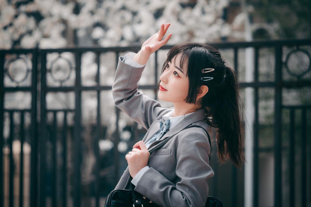 《灰色JK：少女美影中的糖水片韵》 （将提取的关键词重新组合，突出JK制服与少女形象以及糖水片的感觉，营造出一种文艺的氛围）