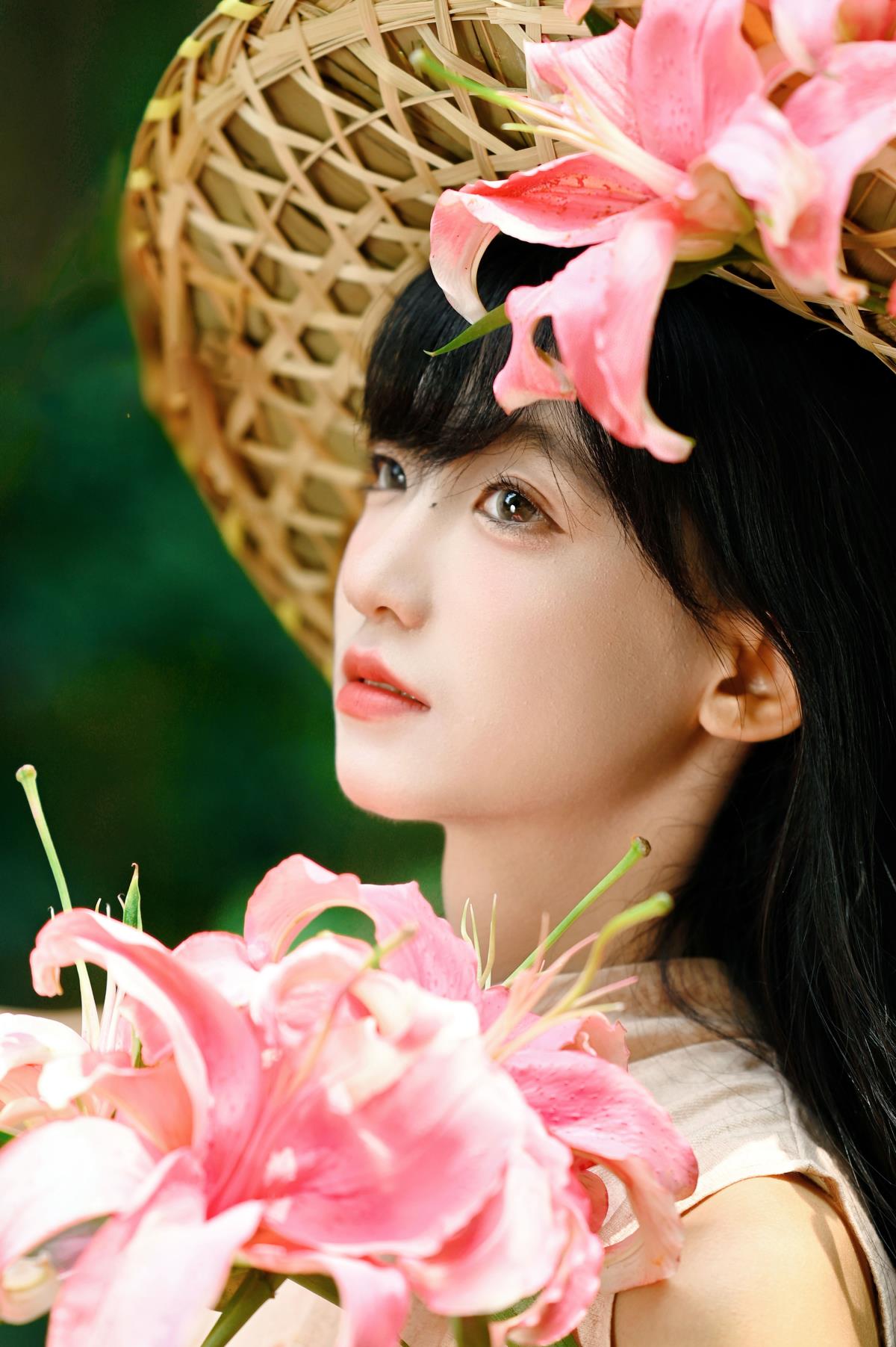 《中式国风韵，旗袍映百合》