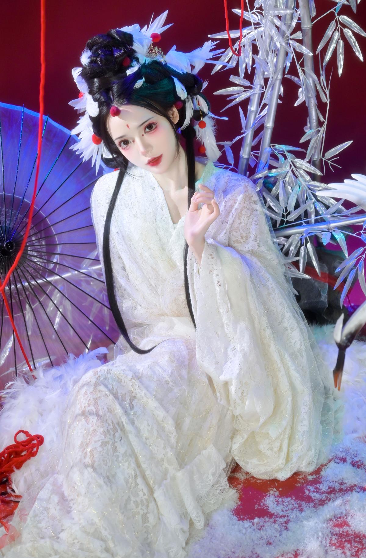 《仙鹤：孤傲仙子，闲云野鹤任流年》 解析：原内容中提到了“仙鹤”“孤傲的仙鹤仙子”“做一只闲云野鹤”“岂管流年变幻”等关键信息，将这些信息组合起来，形成了一个富有意境和文艺风格的标题，突出了仙鹤的孤傲以及其超脱流年的形象。同时，按照要求去掉了书名号。